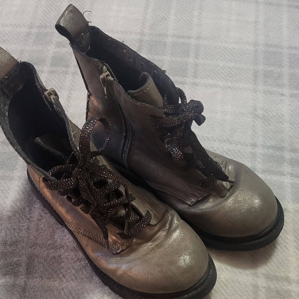 Airwalk Girls 4/Women's 6 Boots Metallic Silver With Black Sparkly Laces